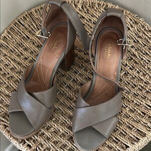 Clarks Women's Tan Leather Sandals